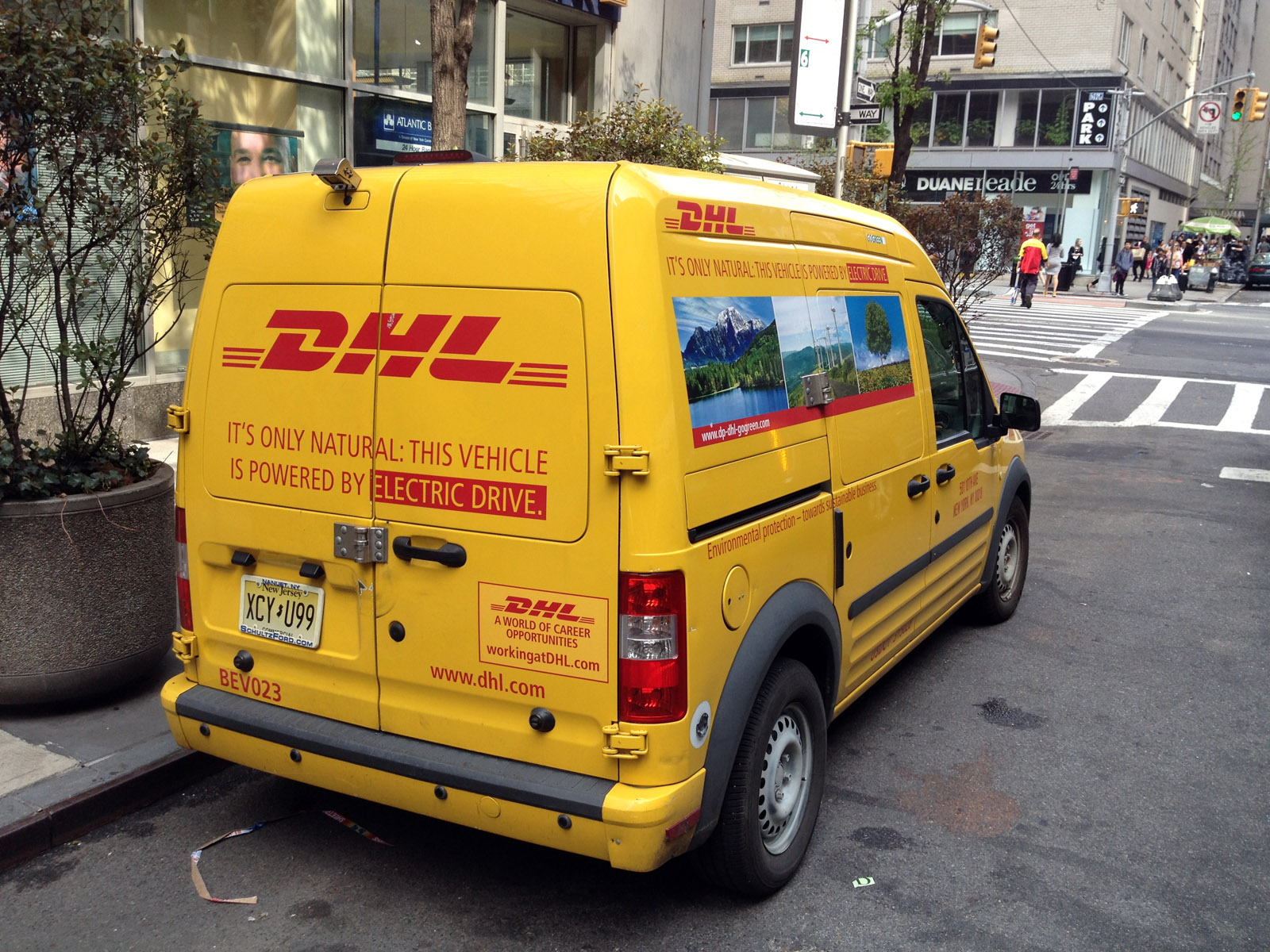 In a little-noticed switch, many DHL and UPS vehicles in NYC are now electric, hybrid, or CNG. (Ph: City Atlas)