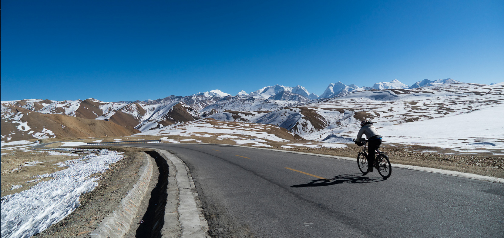 Road between China and Tibet. (Photo: David Kroodsma)